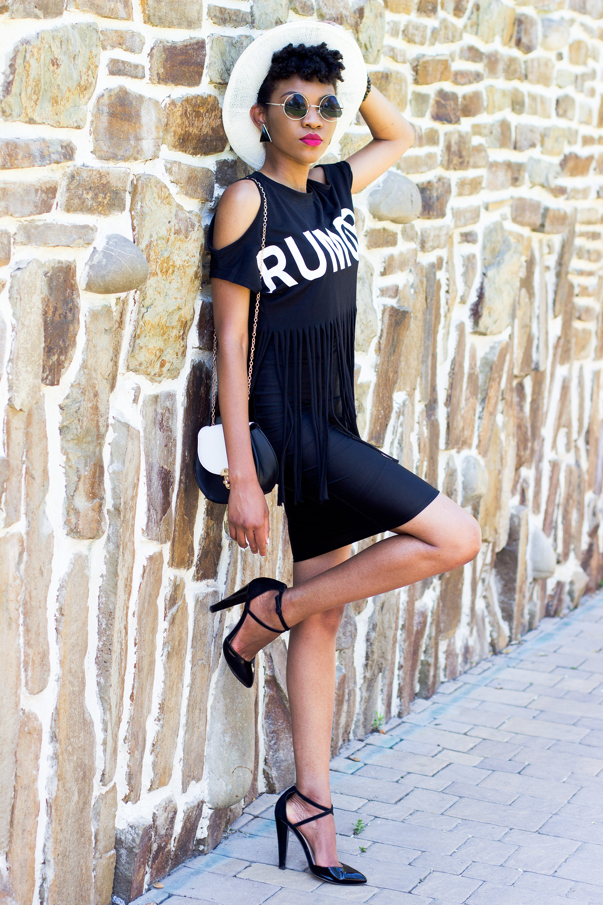 Style blogger modavracha black on black tassel crop top outfit