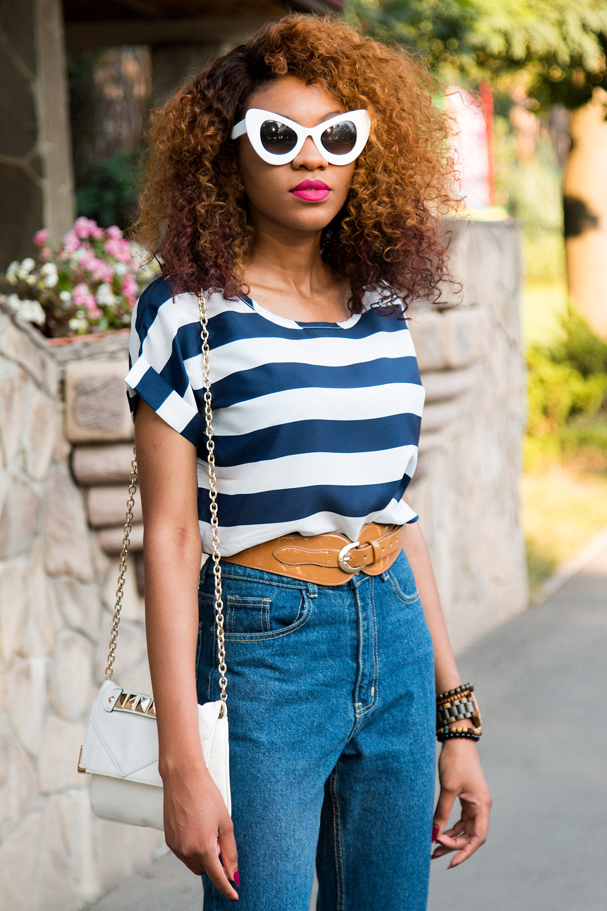 how to look chic in mom jeans