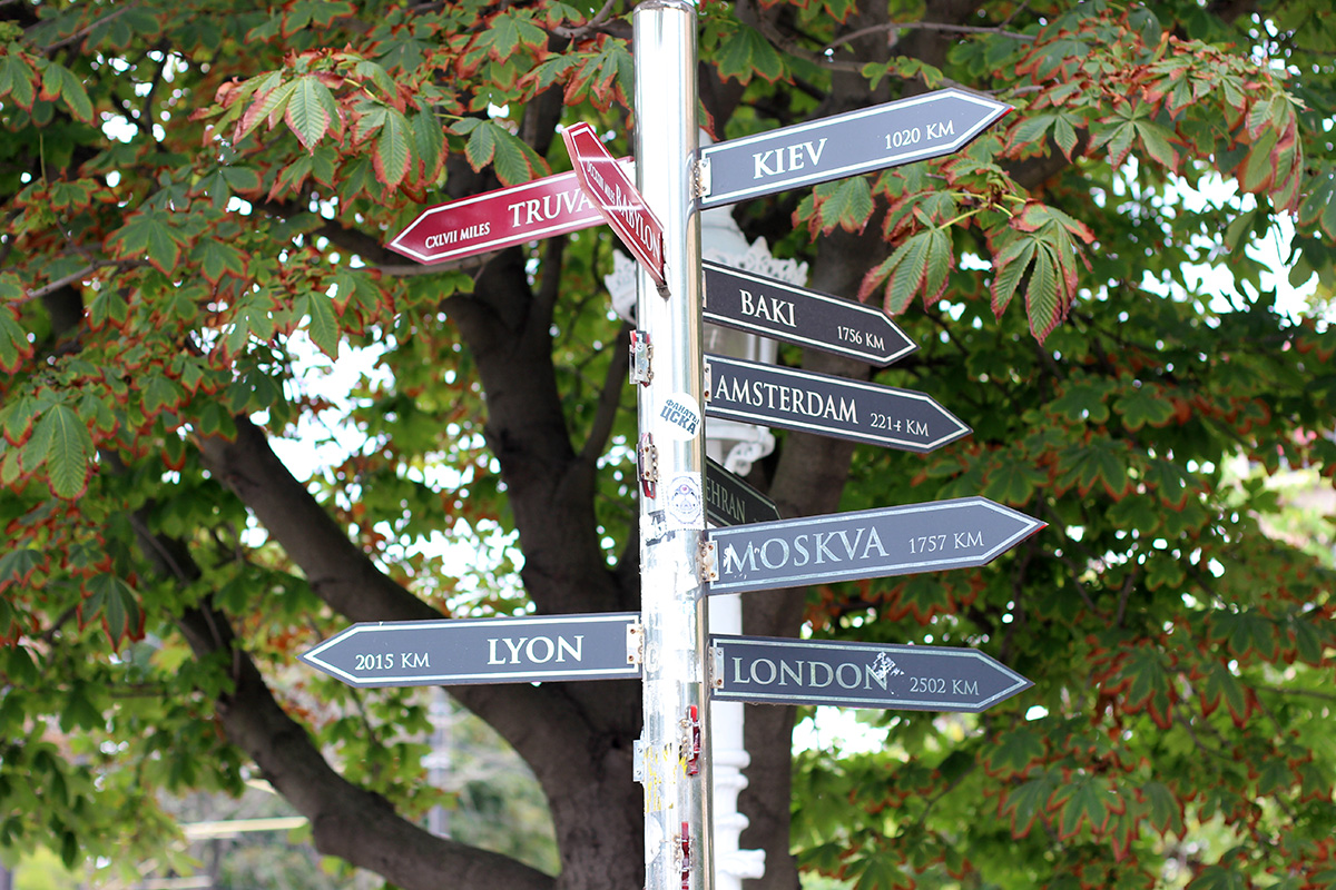 Road-signs-near-blue-mosque-Istanbul