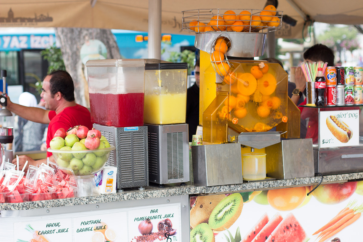 fresh-juice-seller-at-blue-mosque-istanbul