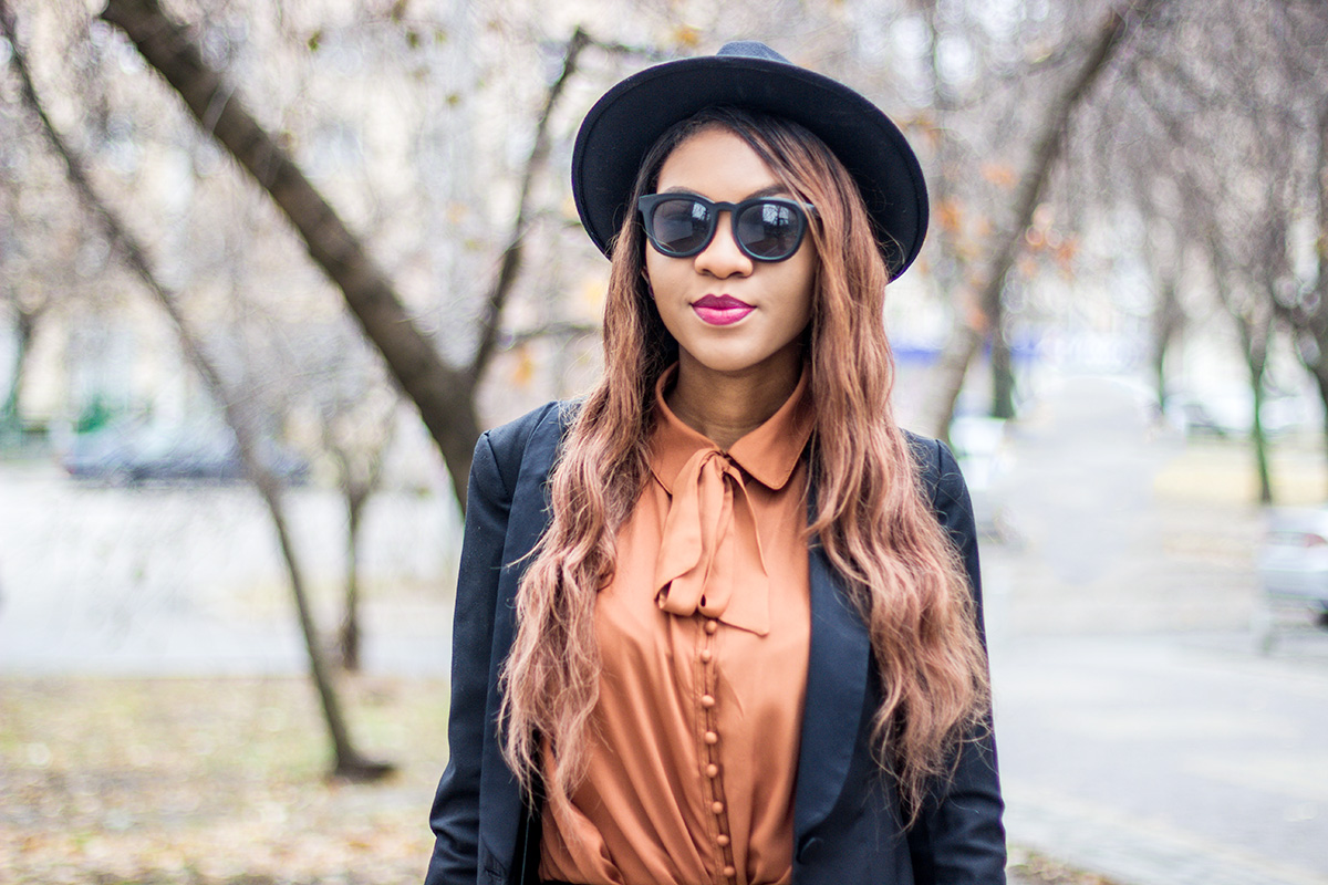 womens outfit with hat