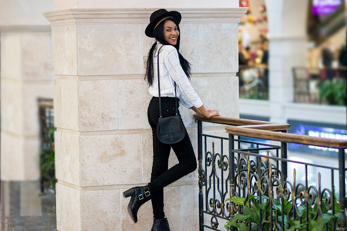 Casual jeans outfit with a hat