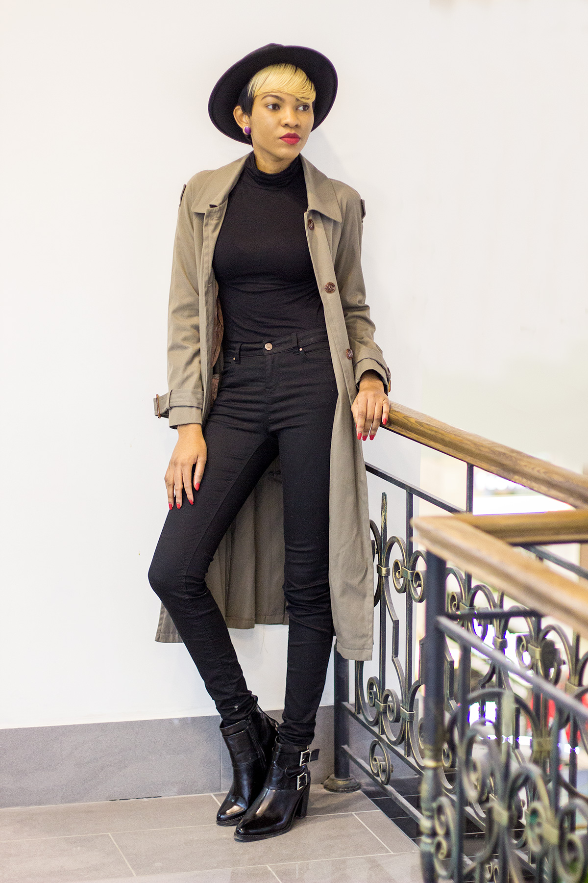 Blogger onyinye of modavracha blog wearing khaki