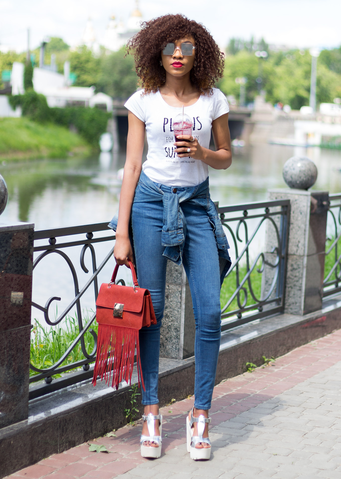 Casual jeans and tee outfit on blogger modavracha.