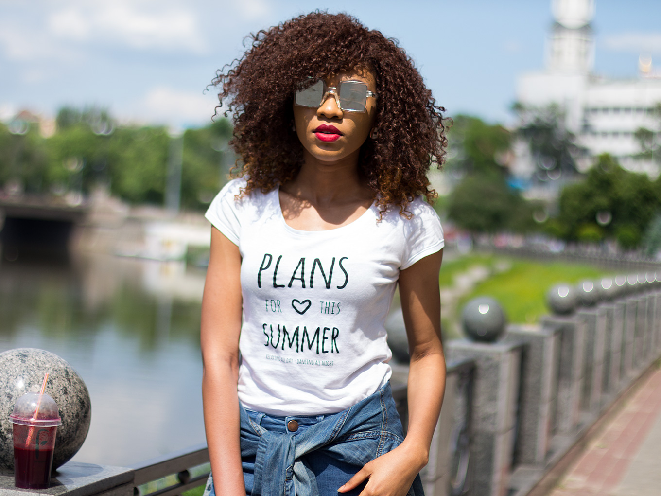 Casual jeans and tee outfit 