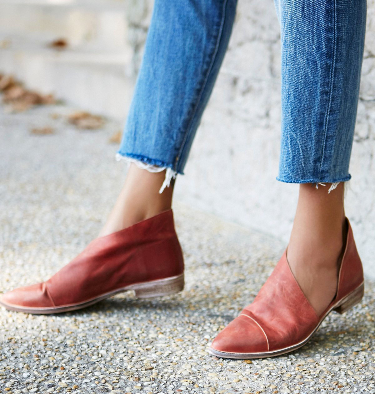 fitted frayed hem jeans with androgynous style flat shoes.