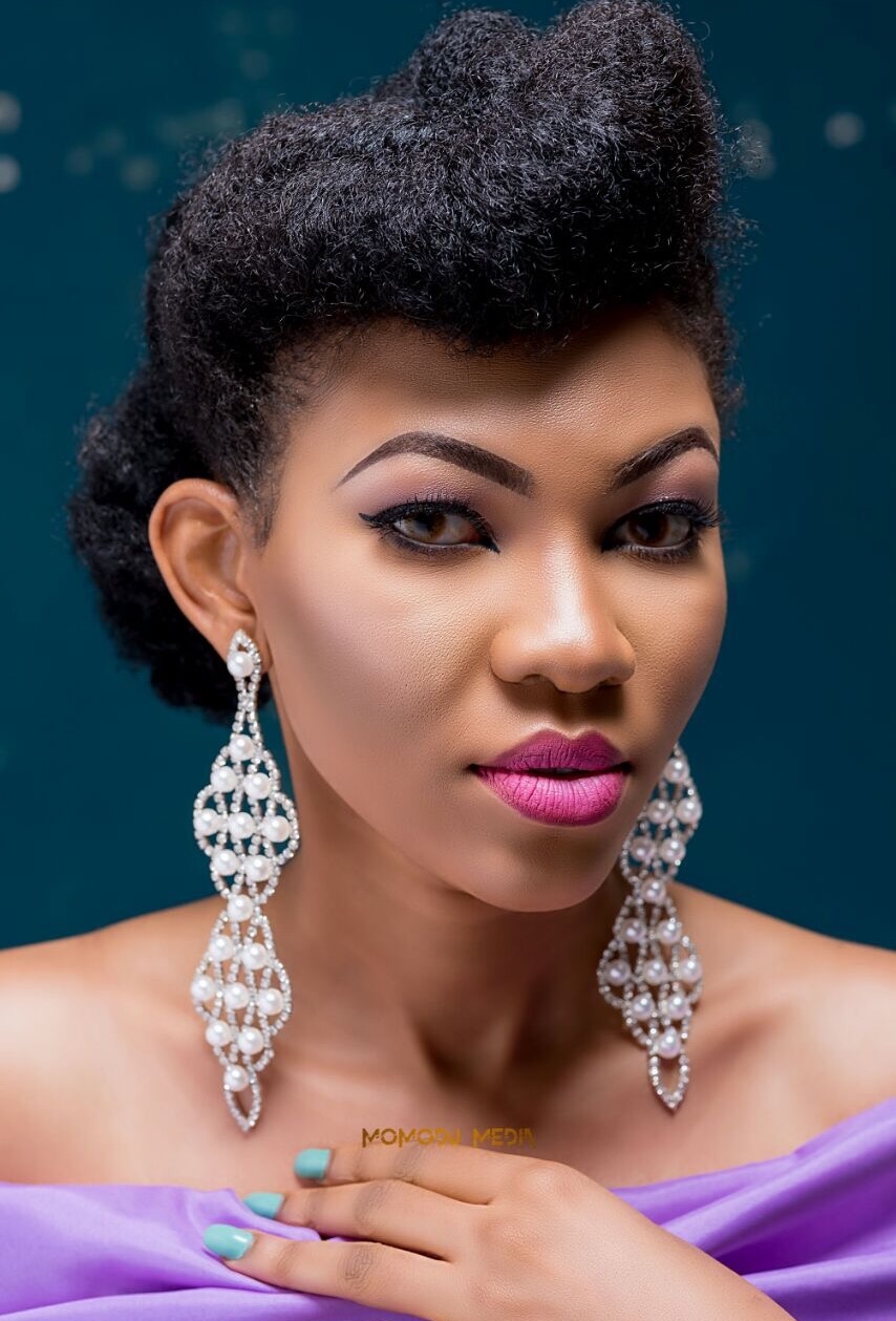 How to wear long earrings with natural hair for Nigerian wedding