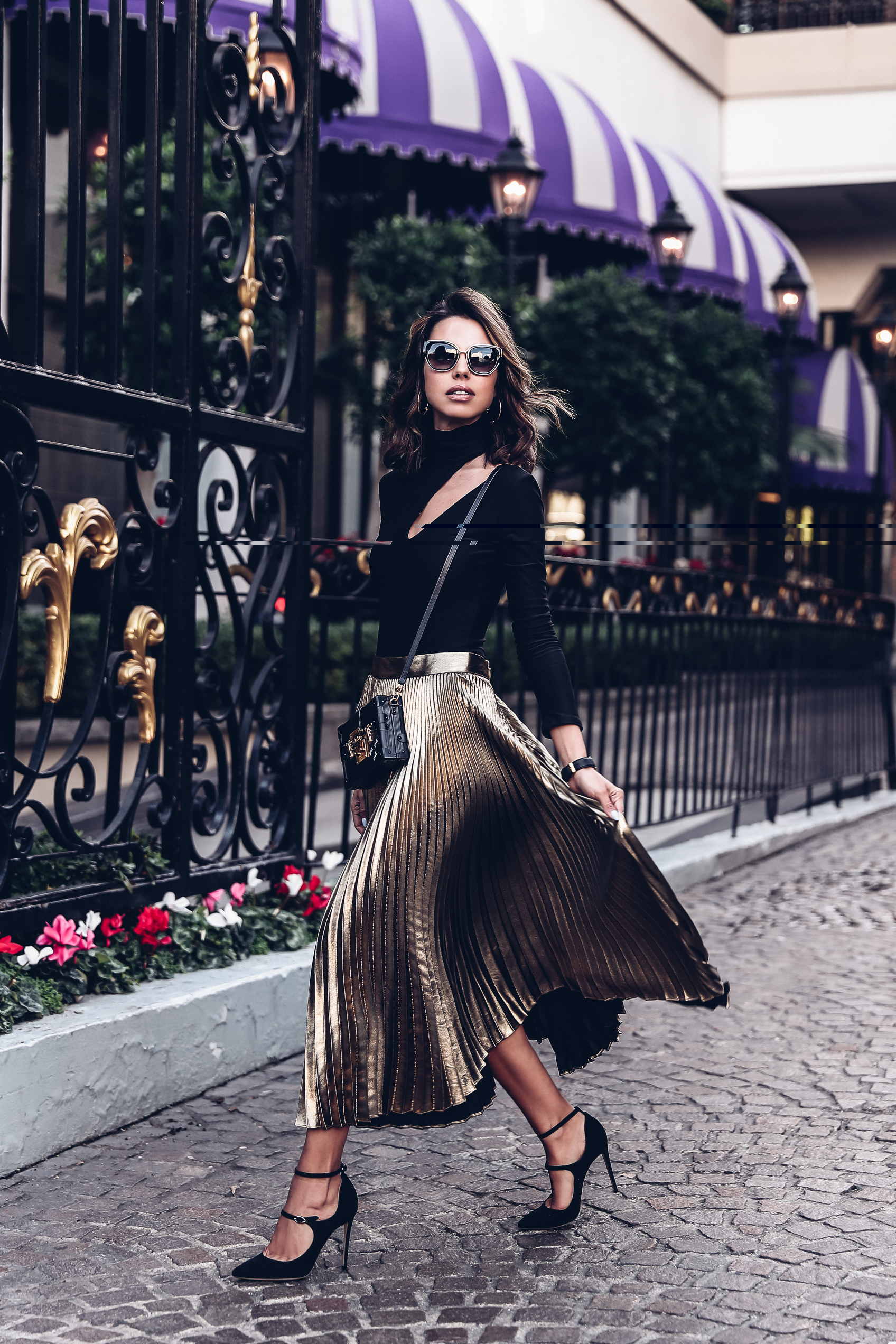 How to wear metallic pleated skirt 